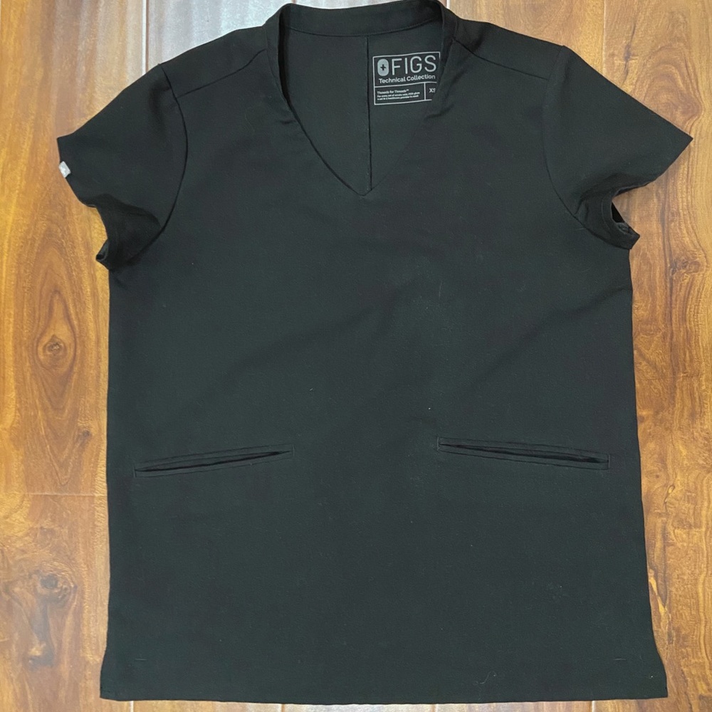 FIGS Dolores Flap-Pocket Scrub Top in Black